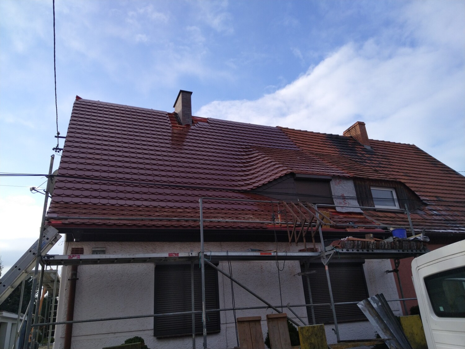 Renowacja dachu z czerwoną dachówką ceramiczną